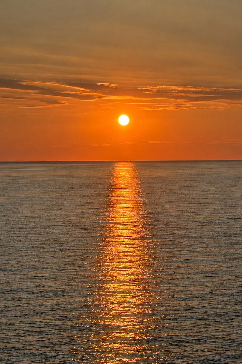tramonto dorato sul mare tranquillo